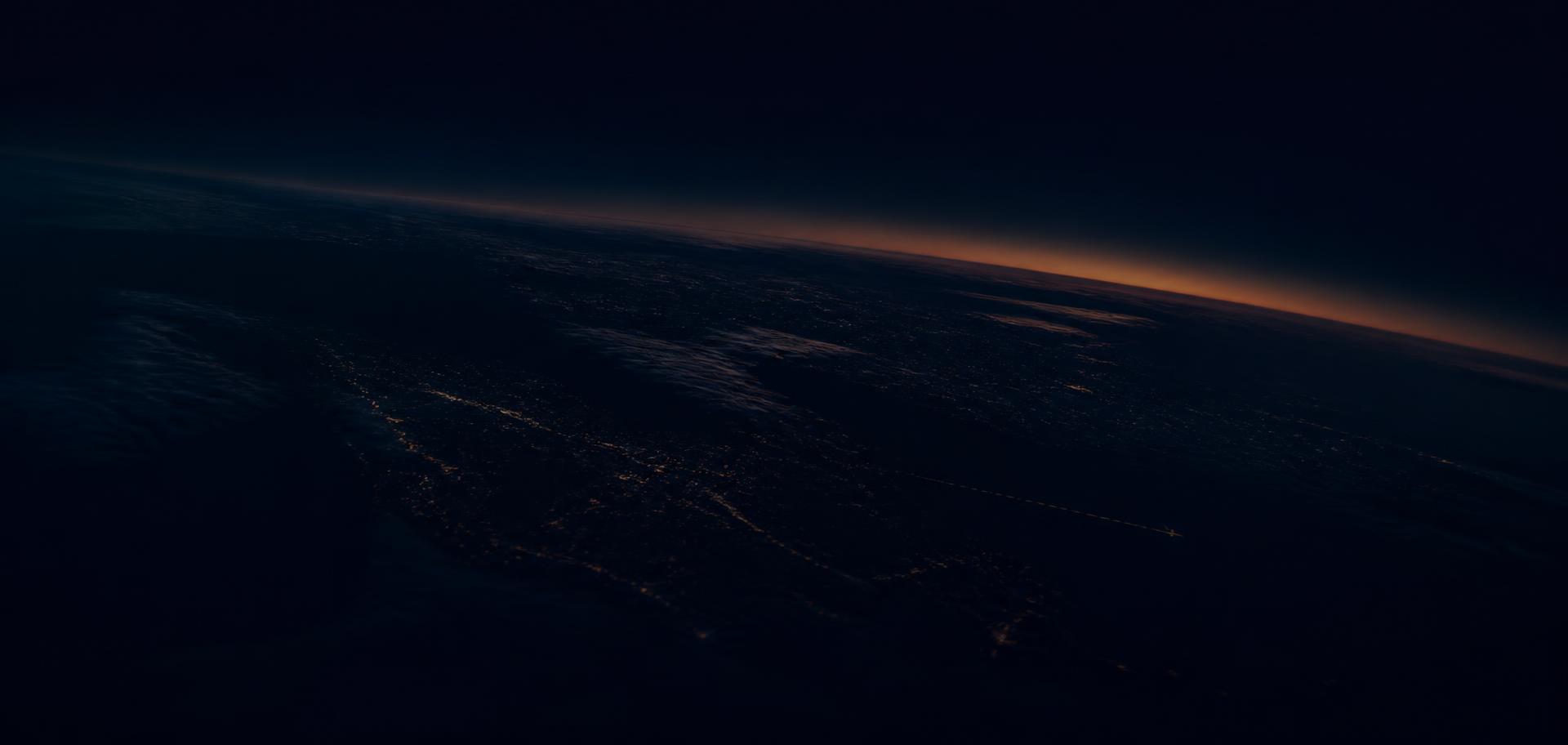 Vista del horizonte terrestre de noche desde gran altitud